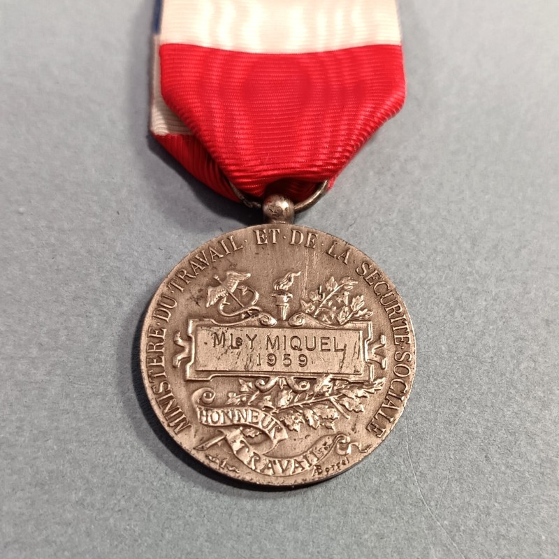 ENSEMBLE DE 2 MEDAILLES DES EPIDEMIES CLASSE ARGENT ET OR ATTRIBUEES A Mlle T. MIQUEL EN 1917 ET 1926 MINISTERE DE LA GUERRE