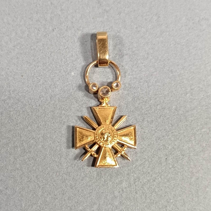 REDUCTION DE LA CROIX DE GUERRE EN OR ET BRILLANT AVEC LA DATE 1914 1915 AU DOS BIJOUX DE FEMME GUERRE 1914 1918