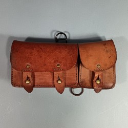 CARTOUCHIERE MODELE 1935 / 1937 COTE GAUCHE COULEUR MARRON CUIR LISSE TAMPONNEE ANNEES 1940