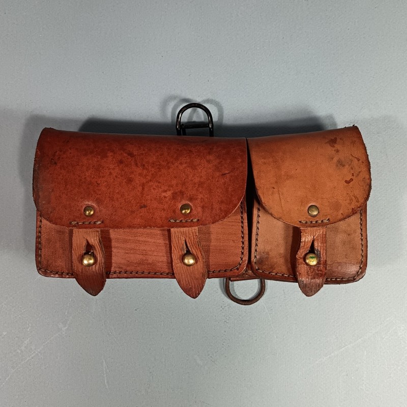 CARTOUCHIERE MODELE 1935 / 1937 COTE GAUCHE COULEUR MARRON CUIR LISSE TAMPONNEE ANNEES 1940