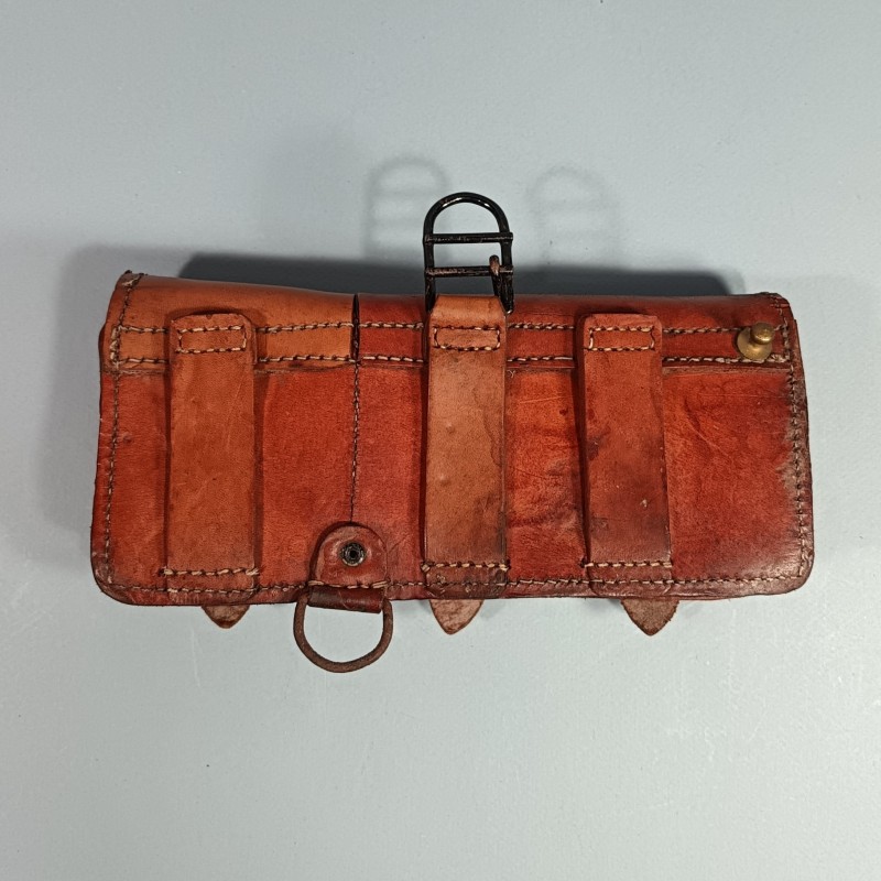 CARTOUCHIERE MODELE 1935 / 1937 COTE GAUCHE COULEUR MARRON CUIR LISSE TAMPONNEE ANNEES 1940
