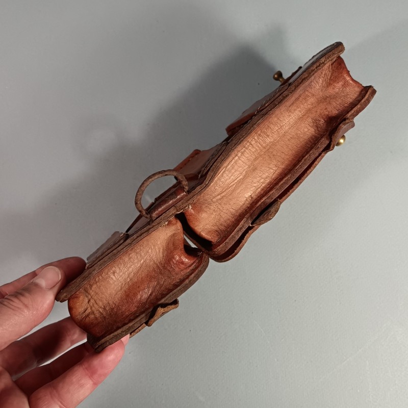 CARTOUCHIERE MODELE 1935 / 1937 COTE GAUCHE COULEUR MARRON CUIR LISSE TAMPONNEE ANNEES 1940