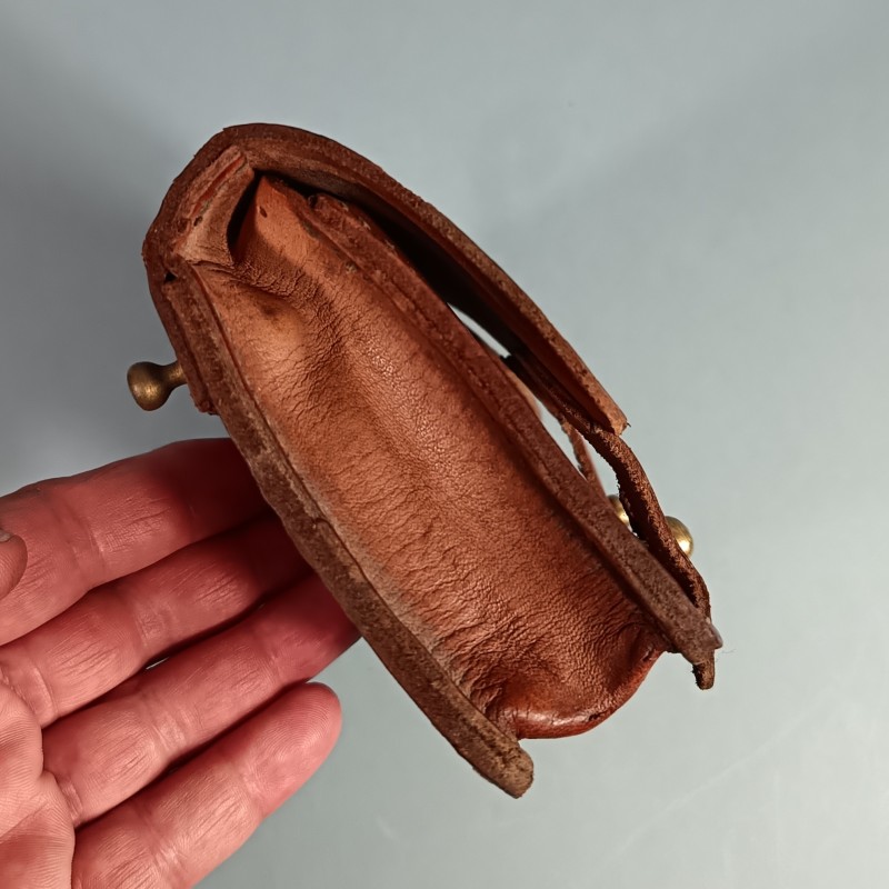 CARTOUCHIERE MODELE 1935 / 1937 COTE GAUCHE COULEUR MARRON CUIR LISSE TAMPONNEE ANNEES 1940