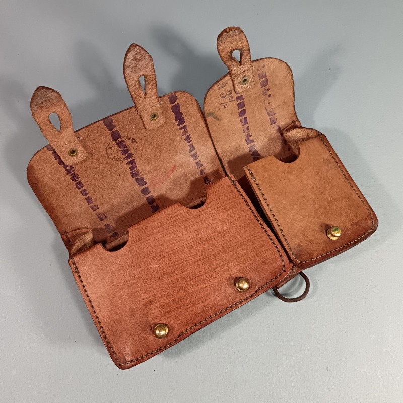 CARTOUCHIERE MODELE 1935 / 1937 COTE GAUCHE COULEUR MARRON CUIR LISSE TAMPONNEE ANNEES 1940