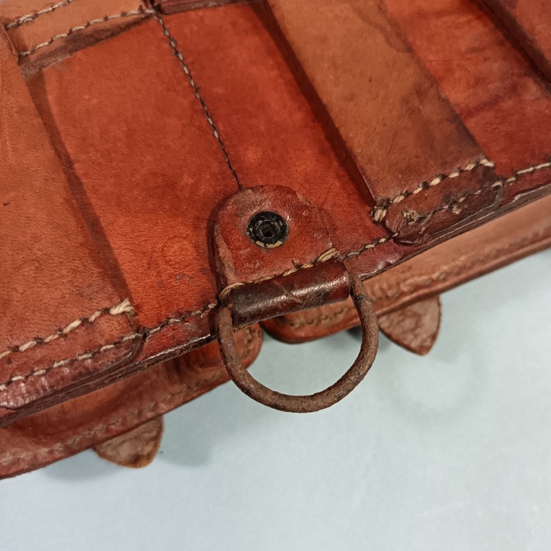 CARTOUCHIERE MODELE 1935 / 1937 COTE GAUCHE COULEUR MARRON CUIR LISSE TAMPONNEE ANNEES 1940