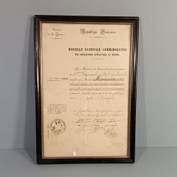 CADRE AVEC DIPLOME DE LA MEDAILLE COMMEMORATIVE DES OPERATIONS EFFECTUEES AU MAROC 1910 AVEC BARRETTE OUDJA AU 4 ème RIC