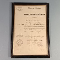 CADRE AVEC DIPLOME DE LA MEDAILLE COMMEMORATIVE DES OPERATIONS EFFECTUEES AU MAROC 1910 AVEC BARRETTE OUDJA AU 4 ème RIC