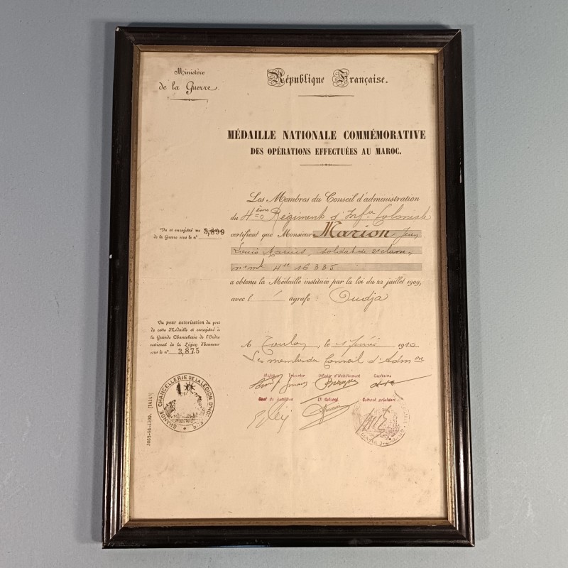 CADRE AVEC DIPLOME DE LA MEDAILLE COMMEMORATIVE DES OPERATIONS EFFECTUEES AU MAROC 1910 AVEC BARRETTE OUDJA AU 4 ème RIC