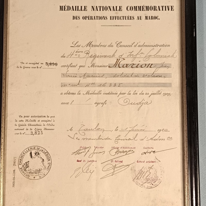 CADRE AVEC DIPLOME DE LA MEDAILLE COMMEMORATIVE DES OPERATIONS EFFECTUEES AU MAROC 1910 AVEC BARRETTE OUDJA AU 4 ème RIC