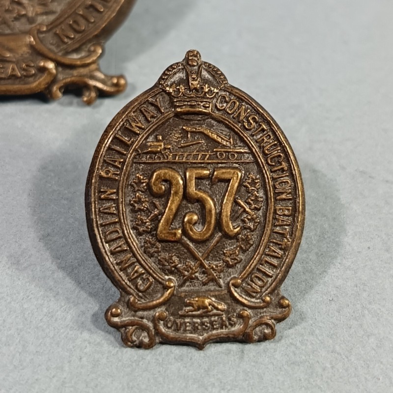 INSIGNE CANADIEN ET REDUCTION DU 257 ème BATAILLON DE CONSTRUCTION FERROVIAIRE CANADIAN RAILWAY CONSTRUCTION