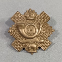 ARMEE ANGLAISE INSIGNE DE COIFFURE ECOSSAIS 1er BATAILLON DE VOLONTAIRE HIGHLAND LIGTH INFANTERY CAP BADGE