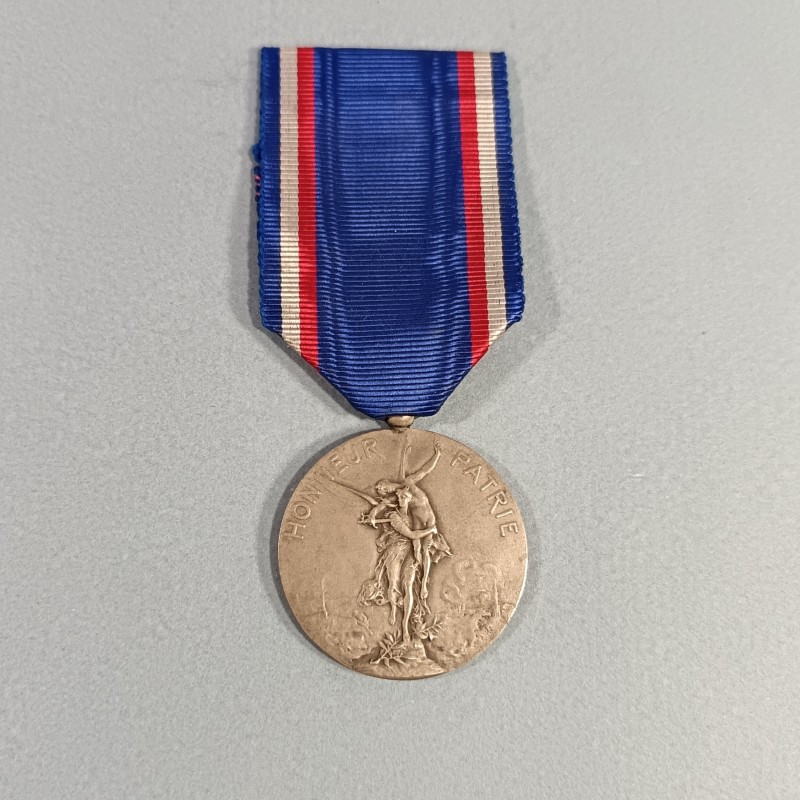 MEDAILLE DE L'UNION DES SOCIETES DE TIR DE FRANCE EN ARGENT ATTRIBUEE AU VETERAN DE TIR H. DUHAMEL EN 1875