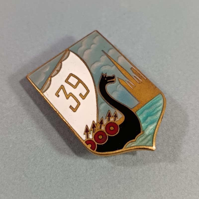 INSIGNE MILITAIRE DU 39 ème RI REGIMENT D'INFANTERIE FABRICATION ARTHUS BERTRAND PARIS DEPOSE 1940