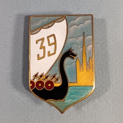 INSIGNE MILITAIRE DU 39 ème RI REGIMENT D'INFANTERIE FABRICATION ARTHUS BERTRAND PARIS DEPOSE 1940