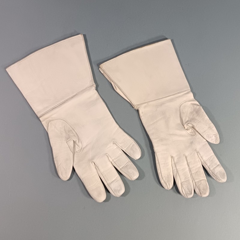 PAIRE DE GANTS CRISPIN EN CUIR BLANC CAVALERIE GENDARMERIE GARDE REPUBLICAINE GARDE AU DRAPEAU SAPEURS TAILLE 8.5