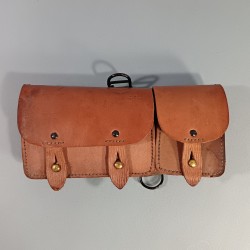 CARTOUCHIERE MODELE 1935 / 1937 COTE GAUCHE COULEUR FAUVE CUIR LISSE TAMPONNEE 2 ème TRIMESTRE 1940