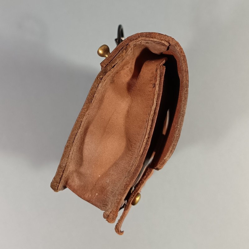 CARTOUCHIERE MODELE 1935 / 1937 COTE GAUCHE COULEUR FAUVE CUIR LISSE TAMPONNEE 2 ème TRIMESTRE 1940