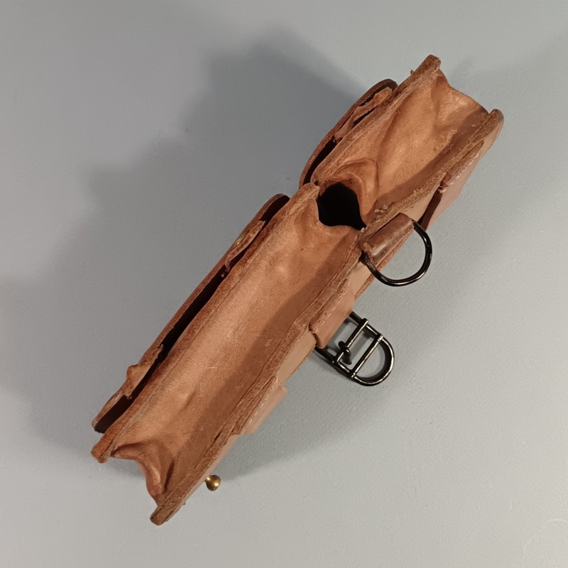 CARTOUCHIERE MODELE 1935 / 1937 COTE GAUCHE COULEUR FAUVE CUIR LISSE TAMPONNEE 2 ème TRIMESTRE 1940
