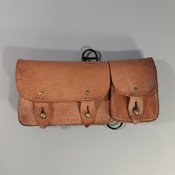 CARTOUCHIERE MODELE 1935 / 1937 COTE GAUCHE COULEUR FAUVE CUIR STRIE TAMPONNEE 1 er TRIMESTRE 1940