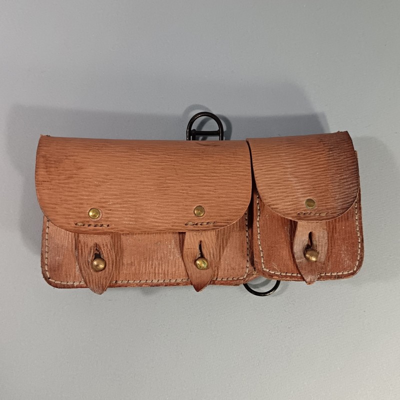 CARTOUCHIERE MODELE 1935 / 1937 COTE GAUCHE COULEUR FAUVE CUIR STRIE TAMPONNEE 1 er TRIMESTRE 1940