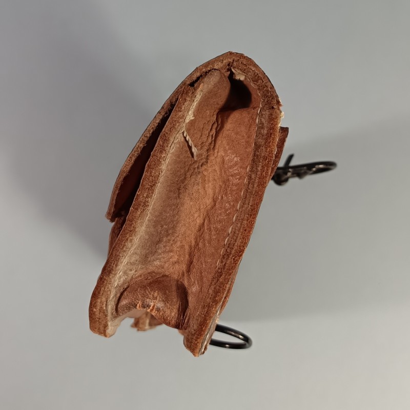 CARTOUCHIERE MODELE 1935 / 1937 COTE GAUCHE COULEUR FAUVE CUIR STRIE TAMPONNEE 1 er TRIMESTRE 1940