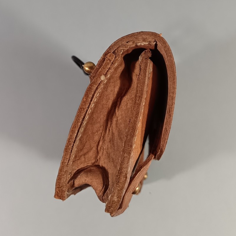 CARTOUCHIERE MODELE 1935 / 1937 COTE GAUCHE COULEUR FAUVE CUIR STRIE TAMPONNEE 1 er TRIMESTRE 1940