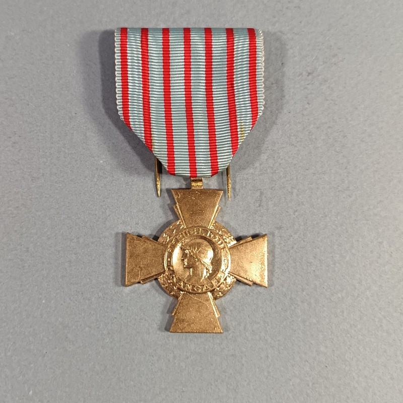 FRANCE MEDAILLE CROIX DU COMBATTANT COULEUR BRONZE DORE NEUVE DANS SA BOITE