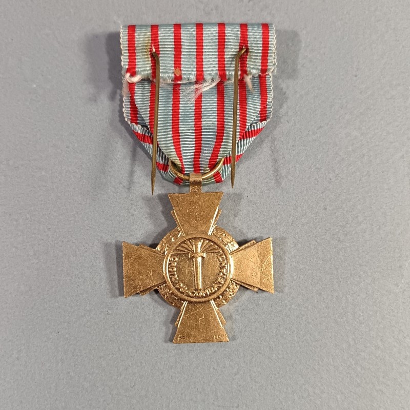 FRANCE MEDAILLE CROIX DU COMBATTANT COULEUR BRONZE DORE NEUVE DANS SA BOITE
