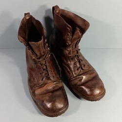 BRODEQUINS MONTANTS CLOUTES CHAUSSURES MILITAIRE EN CUIR MARRON MODELE DES ANNES 1918 1920 POUR OFFICIERS OU SOUS OFFICIERS
