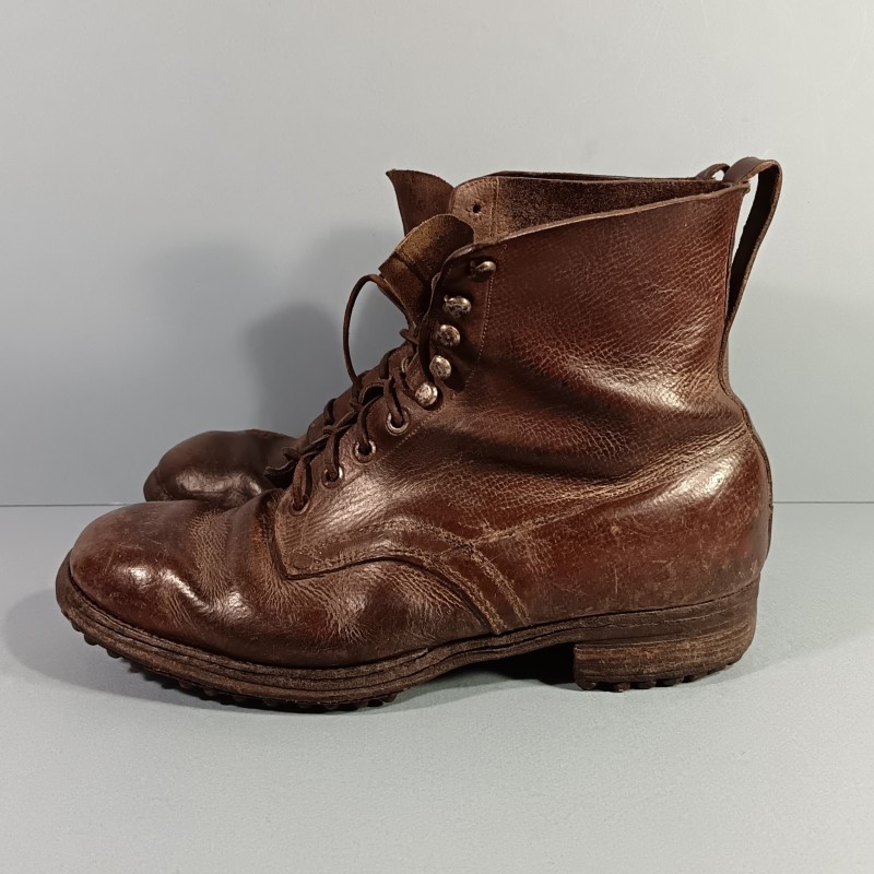 BRODEQUINS MONTANTS CLOUTES CHAUSSURES MILITAIRE EN CUIR MARRON MODELE DES ANNES 1918 1920 POUR OFFICIERS OU SOUS OFFICIERS