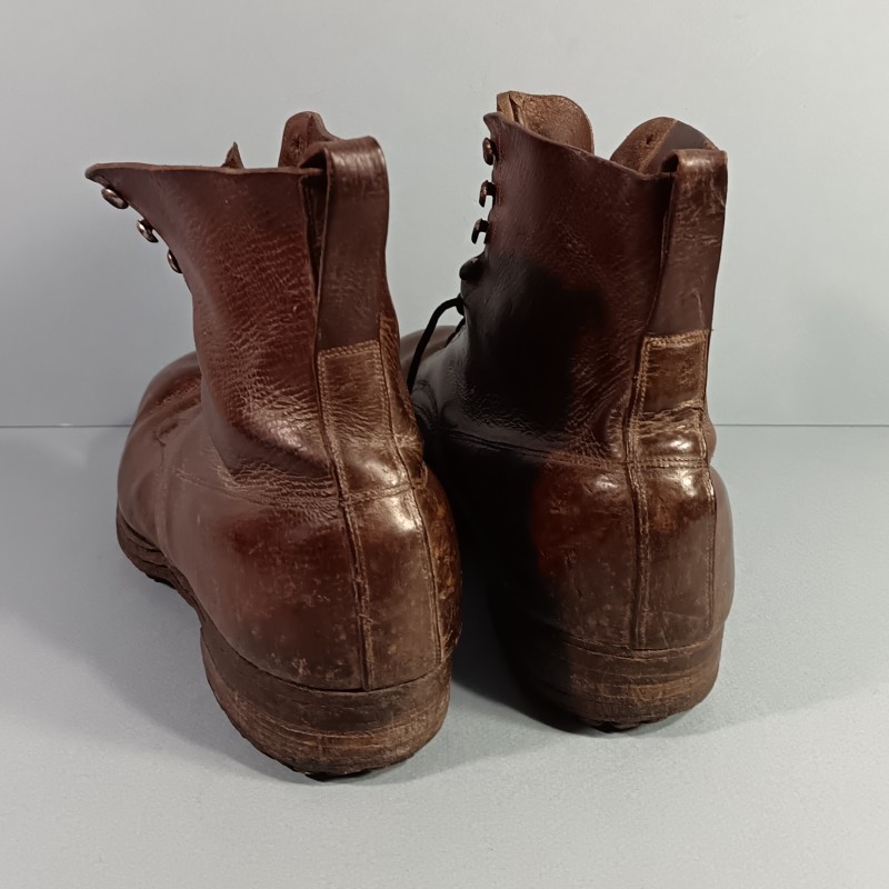BRODEQUINS MONTANTS CLOUTES CHAUSSURES MILITAIRE EN CUIR MARRON MODELE DES ANNES 1918 1920 POUR OFFICIERS OU SOUS OFFICIERS