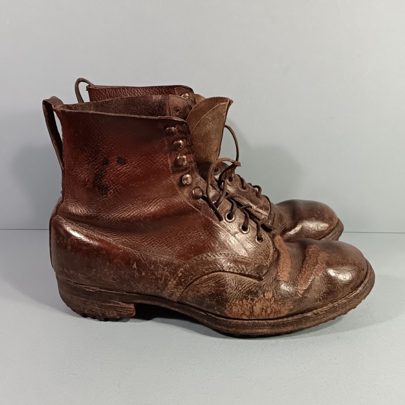 BRODEQUINS MONTANTS CLOUTES CHAUSSURES MILITAIRE EN CUIR MARRON MODELE DES ANNES 1918 1920 POUR OFFICIERS OU SOUS OFFICIERS