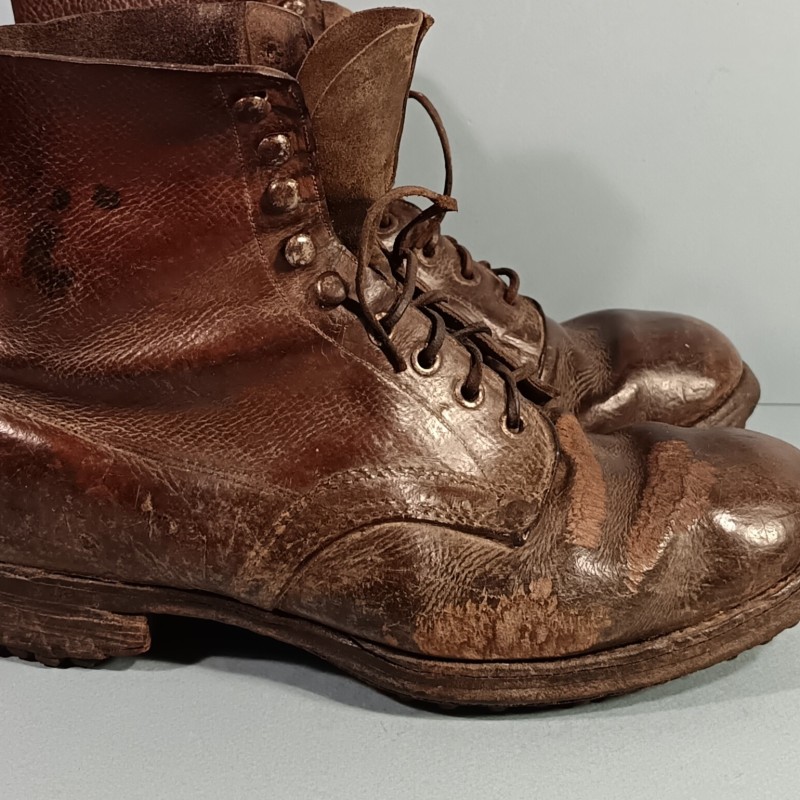 BRODEQUINS MONTANTS CLOUTES CHAUSSURES MILITAIRE EN CUIR MARRON MODELE DES ANNES 1918 1920 POUR OFFICIERS OU SOUS OFFICIERS
