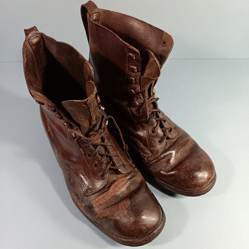 BRODEQUINS MONTANTS CLOUTES CHAUSSURES MILITAIRE EN CUIR MARRON MODELE DES ANNES 1918 1920 POUR OFFICIERS OU SOUS OFFICIERS
