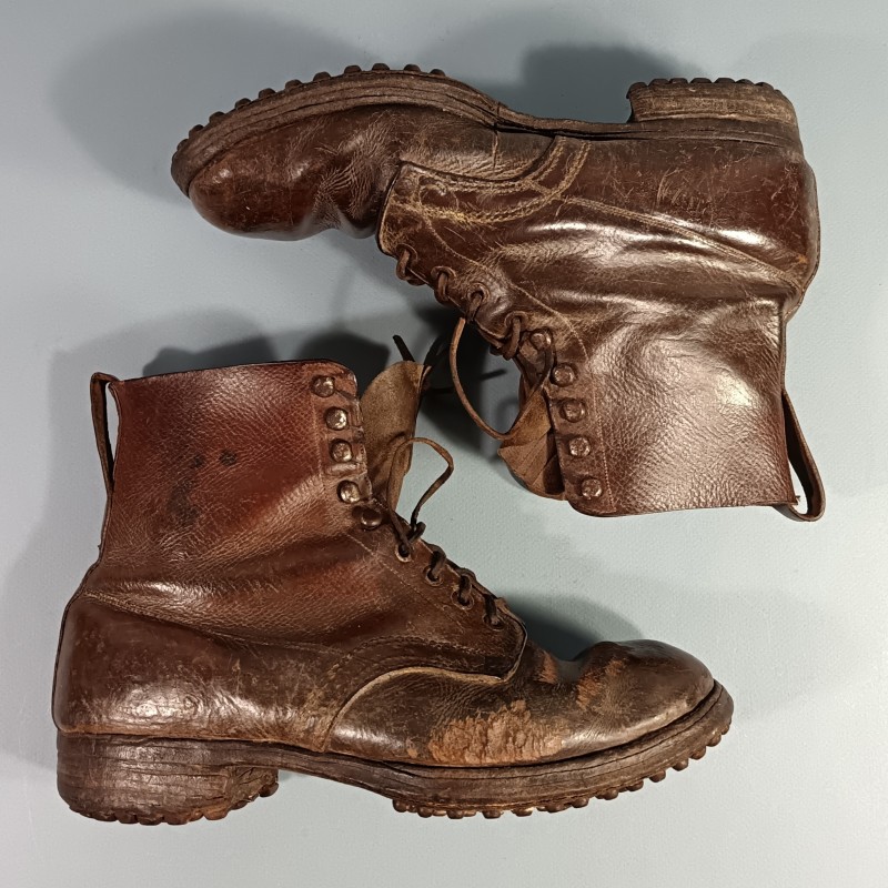 BRODEQUINS MONTANTS CLOUTES CHAUSSURES MILITAIRE EN CUIR MARRON MODELE DES ANNES 1918 1920 POUR OFFICIERS OU SOUS OFFICIERS
