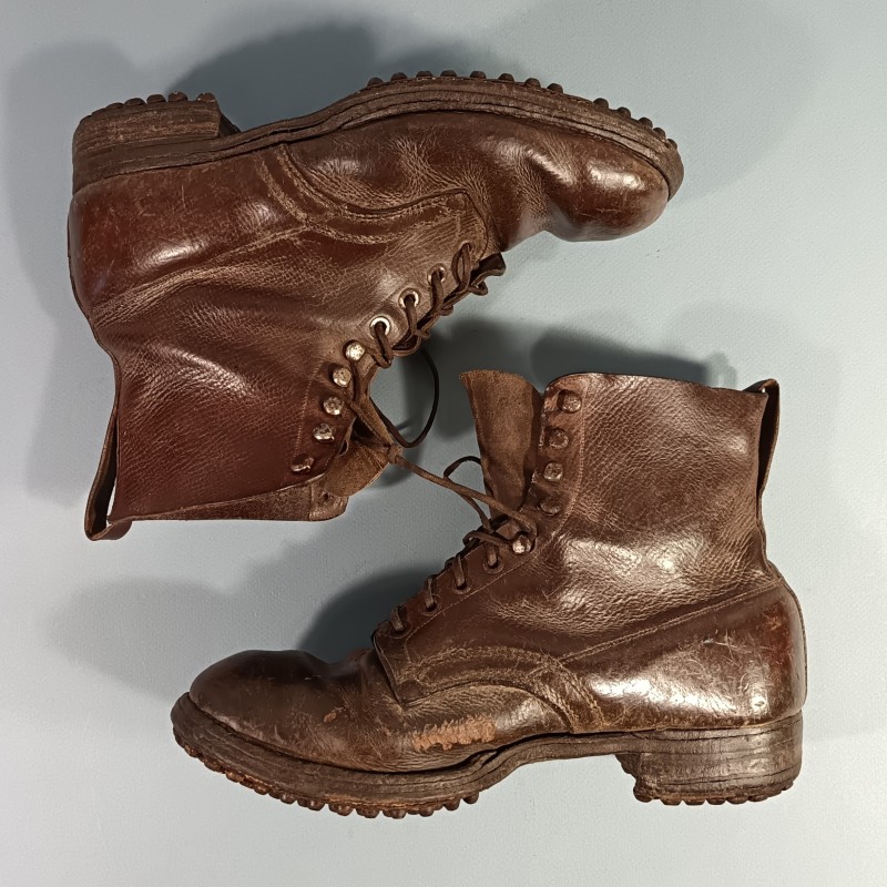 BRODEQUINS MONTANTS CLOUTES CHAUSSURES MILITAIRE EN CUIR MARRON MODELE DES ANNES 1918 1920 POUR OFFICIERS OU SOUS OFFICIERS