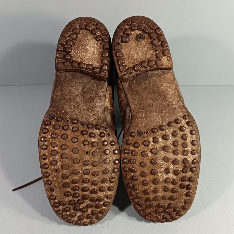 BRODEQUINS MONTANTS CLOUTES CHAUSSURES MILITAIRE EN CUIR MARRON MODELE DES ANNES 1918 1920 POUR OFFICIERS OU SOUS OFFICIERS