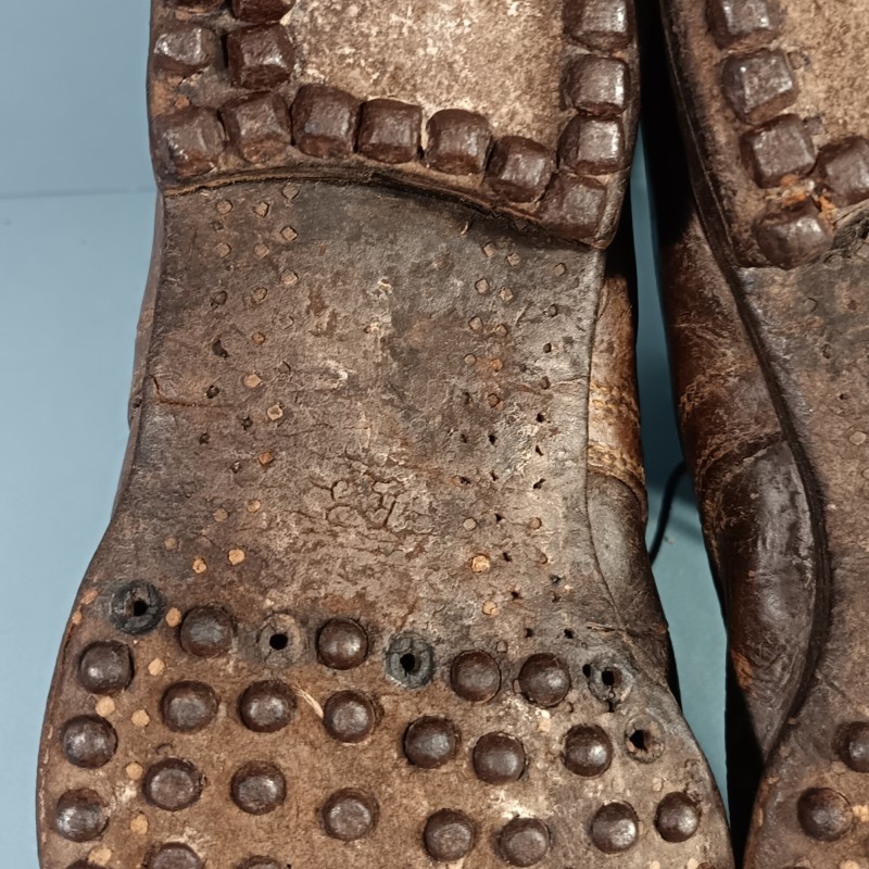 BRODEQUINS MONTANTS CLOUTES CHAUSSURES MILITAIRE EN CUIR MARRON MODELE DES ANNES 1918 1920 POUR OFFICIERS OU SOUS OFFICIERS