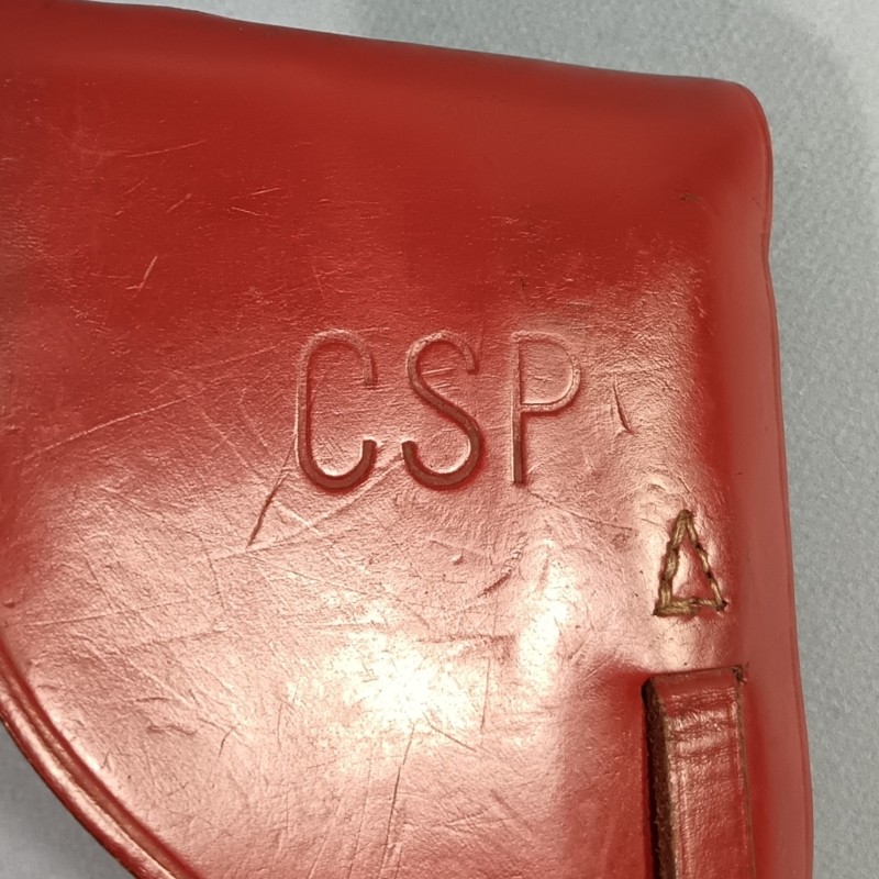 BEL ETUI D'OFFICIER EN CUIR ROUGE MODELE POUR PA 7.65 DE MAB D OU BROWNING AVEC MARQUAGE SUR LE RABBAT CSP