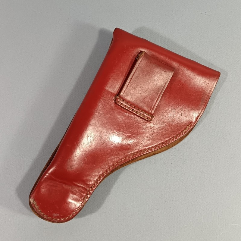 BEL ETUI D'OFFICIER EN CUIR ROUGE MODELE POUR PA 7.65 DE MAB D OU BROWNING AVEC MARQUAGE SUR LE RABBAT CSP