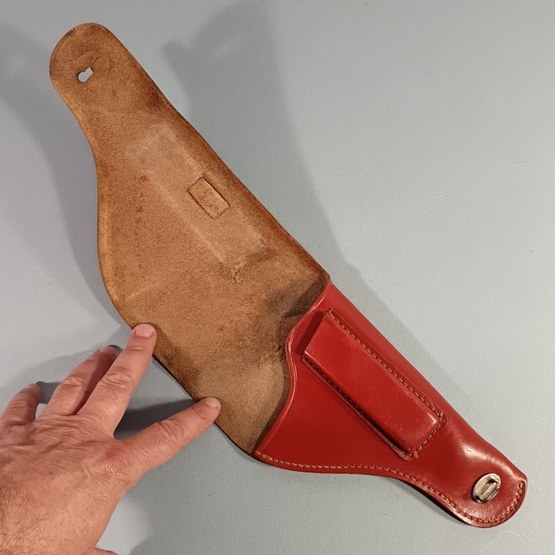 BEL ETUI D'OFFICIER EN CUIR ROUGE MODELE POUR PA 7.65 DE MAB D OU BROWNING AVEC MARQUAGE SUR LE RABBAT CSP