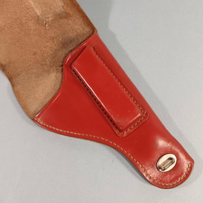 BEL ETUI D'OFFICIER EN CUIR ROUGE MODELE POUR PA 7.65 DE MAB D OU BROWNING AVEC MARQUAGE SUR LE RABBAT CSP