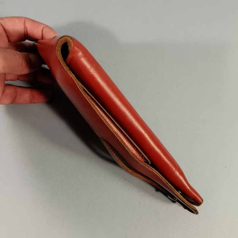 BEL ETUI D'OFFICIER EN CUIR ROUGE MODELE POUR PA 7.65 DE MAB D OU BROWNING AVEC MARQUAGE SUR LE RABBAT CSP