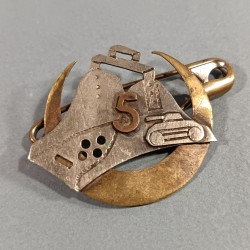 INSIGNE MILITAIRE DU 5 ème RSA REGIMENT DE SPAHIS ALGERIENS FABRICATION LOCAL 1944 - 1945 CROISSANT ETRIER ET CHAR