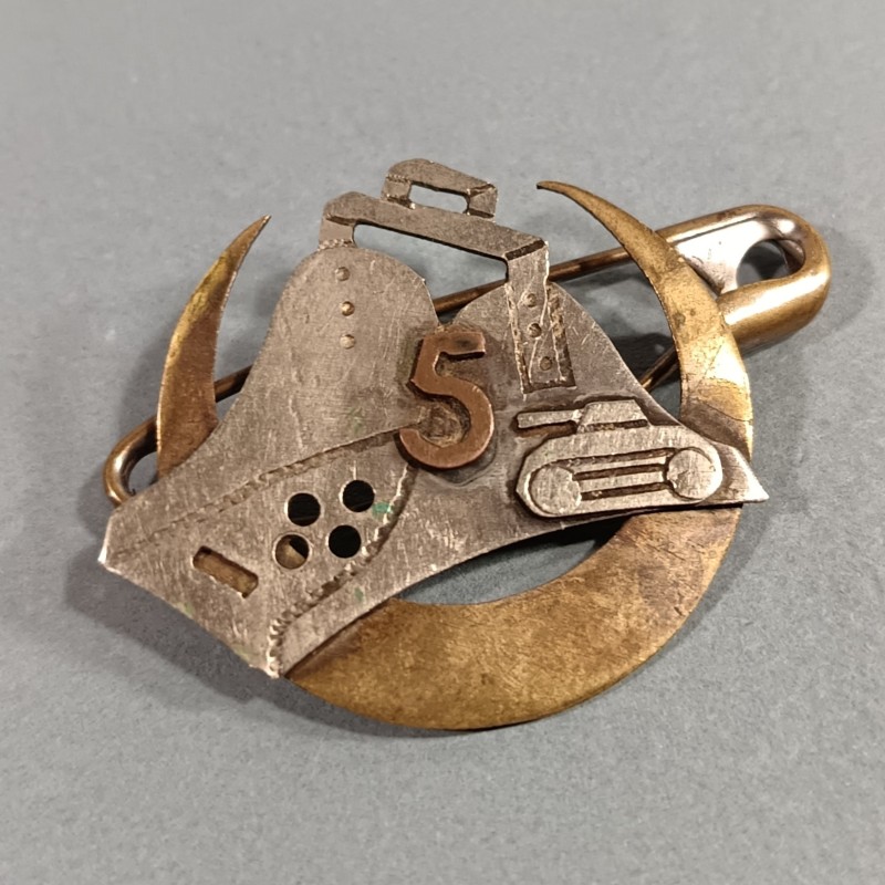 INSIGNE MILITAIRE DU 5 ème RSA REGIMENT DE SPAHIS ALGERIENS FABRICATION LOCAL 1944 - 1945 CROISSANT ETRIER ET CHAR