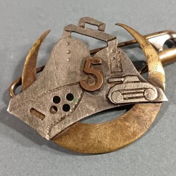 INSIGNE MILITAIRE DU 5 ème RSA REGIMENT DE SPAHIS ALGERIENS FABRICATION LOCAL 1944 - 1945 CROISSANT ETRIER ET CHAR