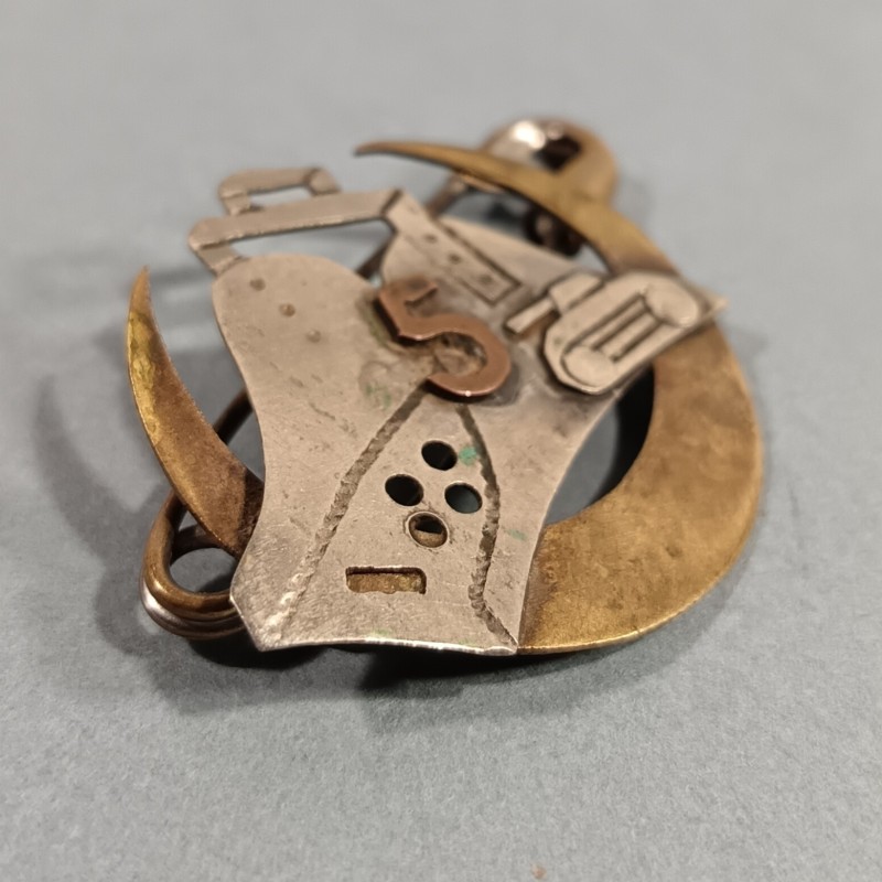 INSIGNE MILITAIRE DU 5 ème RSA REGIMENT DE SPAHIS ALGERIENS FABRICATION LOCAL 1944 - 1945 CROISSANT ETRIER ET CHAR
