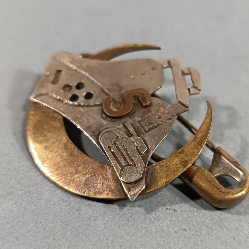 INSIGNE MILITAIRE DU 5 ème RSA REGIMENT DE SPAHIS ALGERIENS FABRICATION LOCAL 1944 - 1945 CROISSANT ETRIER ET CHAR