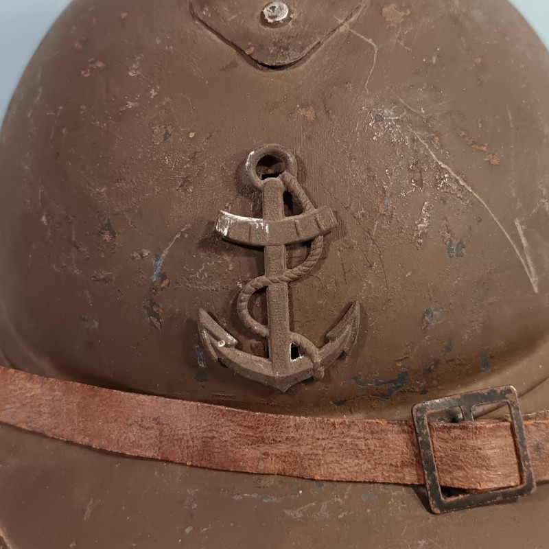 CASQUE ADRIAN MODELE 1915 INFANTERIE COLONIAL COMPLET GUERRE 1939 - 1940 COULEUR KAKI AVEC ANCRE DE CASQUE TROPICAL