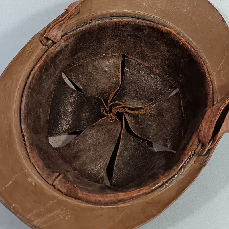 CASQUE ADRIAN MODELE 1915 INFANTERIE COLONIAL COMPLET GUERRE 1939 - 1940 COULEUR KAKI AVEC ANCRE DE CASQUE TROPICAL